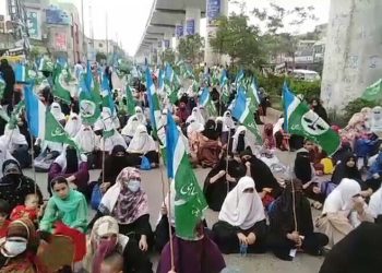 منصورہ کے باہر پولیس کی جماعت اسلامی کی خواتین سے بدسلوکی