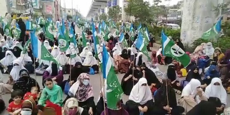 منصورہ کے باہر پولیس کی جماعت اسلامی کی خواتین سے بدسلوکی