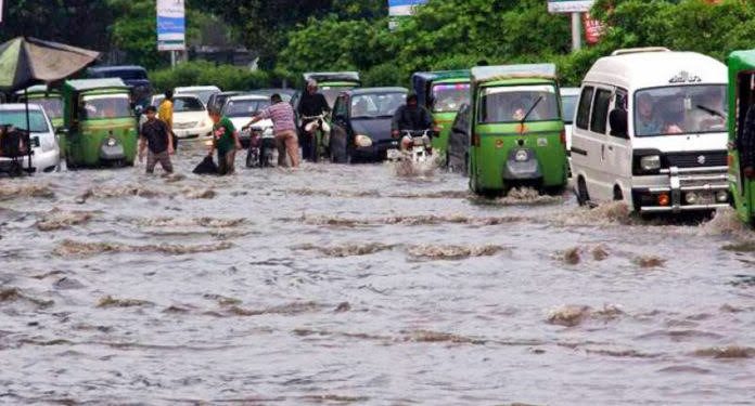 لاہور میں مون سون کی پہلی بارش: کئی علاقے زیر آب،معمولات زندگی متاثر