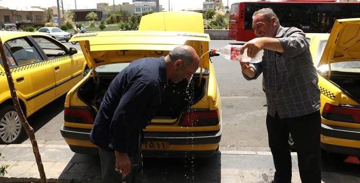 ایران میں گرمی کا قہر: سرکاری دفاتر اور بینک آج بند"