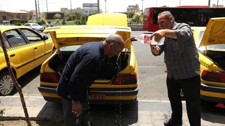ایران میں گرمی کا قہر: سرکاری دفاتر اور بینک آج بند"