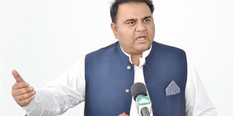 ججز کو ڈرانے کے لیے مارشل لا کی دھمکیاں دی جا رہی ہیں فواد چوہدری