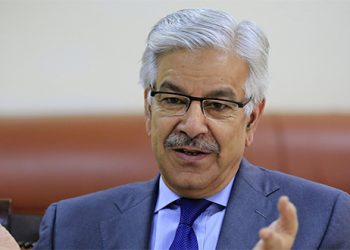 فیصلہ اس شخص کی دہلیز تک پہنچایا گیا جو سائل ہی نہیں تھا، یہ ہوم ڈیلیوری تھی:خواجہ آصف