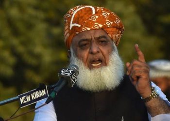 مولانا فضل الرحمان کا فوج کو سیاست سے الگ کرنے کا مطالبہ