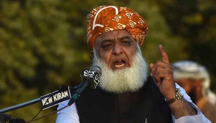 مولانا فضل الرحمان کا فوج کو سیاست سے الگ کرنے کا مطالبہ