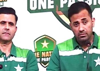 وہاب ریاض ایک عہدے سے فارغ ایک عہدہ خطرے میں قومی ٹیم کی ٹی 20 ورلڈ میں ناقص پرفارمنس،عبدالرزاق اور وہاب ریاض عہدے سے فارغ آئی سی سی ٹی ٹوئنٹی ورلڈ کپ میں قومی ٹیم کی ناقص کارکردگی کی وجہ سے سلیکٹرز وہاب ریاض اور عبدالرزاق کو عہدوں سے ہٹا دیا گیا ۔ ذرائع ذرائع کا کہنا ہے کہ آئندہ سلیکشن معاملات میں دونوں سابق کرکٹرز شامل نہیں ہونگے۔ فی الحال محمد یوسف اور اسد شفیق بطور سلیکٹر کام جاری رکھیں گے۔ عبدالرزاق اور وہاب ریاض کی جگہ اب نئے سلیکٹرز منتخب کئے جائیں گے۔وہاب ریاض قومی ٹیم کے ساتھ بطور سینئر منیجر بھی ذمہ داریاں نبھا رہے تھے،ان کو اس عہدے سے بھی فارغ کئے جانے کا امکان ہے۔ ان کی جگہ کسی سینئر کرکٹر یا بیوروکریٹ کو قومی ٹیم کا نیا منیجر بنایا جا سکتا ہے۔ ذرائع کے مطابق آئندہ چند دنوں میں سلیکشن کمیٹی کی ازسرنو تشکیل کے ساتھ ٹیم انتظامیہ میں بھی کچھ اہم تبدیلیاں بھی ہو سکتی ہیں۔