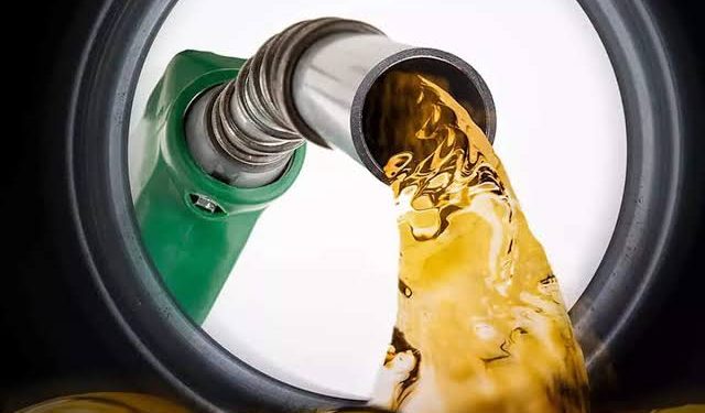 پیٹرولیم مصنوعات کی قیمتوں میں نمایاں کمی، عوام کے لیے بڑی خوشخبری