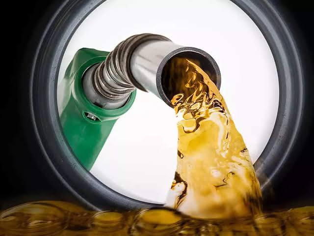 پیٹرولیم مصنوعات کی قیمتوں میں نمایاں کمی، عوام کے لیے بڑی خوشخبری