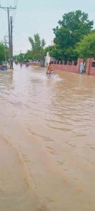 سڑک تالاب کا منظر پیش کررہی ہے