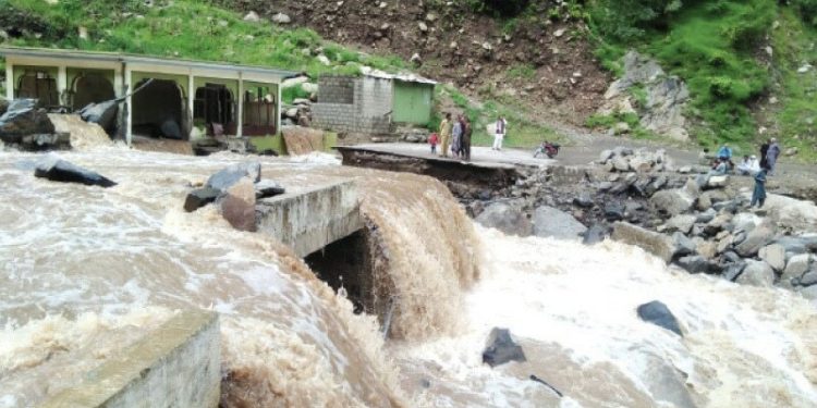 مانسہرہ میں سیلابی صورتحال: دریائے کنہار پر جھیل، مہانڈری بازار کو شدید خطرہ