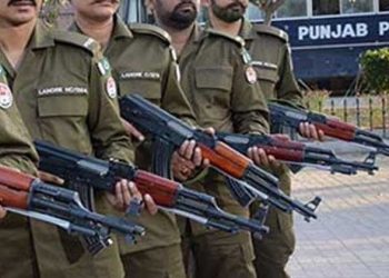 پنجاب میں پولیس اہلکاروں کو اسلحہ ساتھ رکھنے سے روک دیا گیا