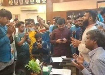 حسینہ واجد کے دور میں قرآن کی تلاوت پر پابندی لگانے والے پروفیسر کیساتھ طلبا نے کیا کیا؟