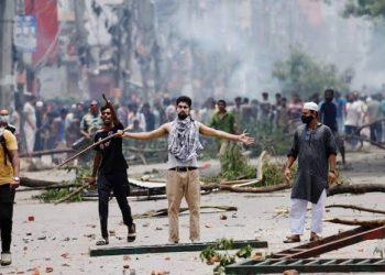بنگلہ دیش کی سڑکوں پر خون سول نافرمانی کے مظاہروں میں 300 جانیں ضائع