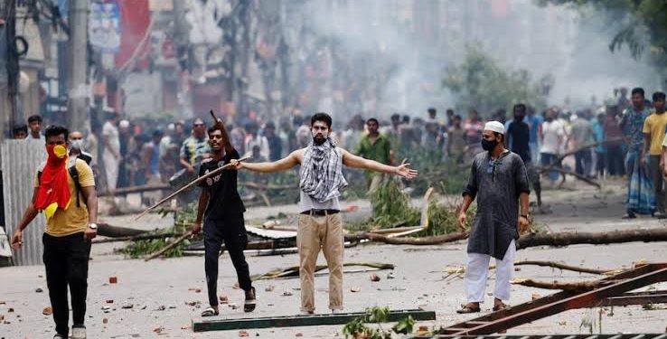 بنگلہ دیش کی سڑکوں پر خون سول نافرمانی کے مظاہروں میں 300 جانیں ضائع