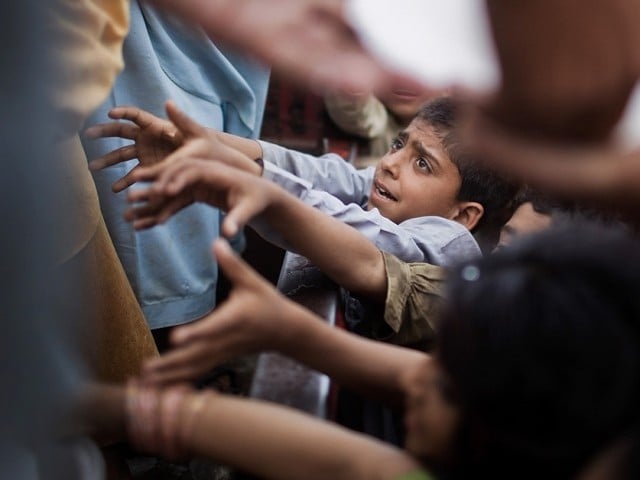 بھیک مانگنا ناقابل ضمانت جرم قرار، محکمہ داخلہ پنجاب نے نئے قوانین نافذ کر دیے