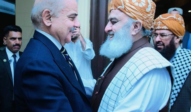 وفاقی حکومت نے فضل الرحمان کو منانے کے لیے کیا حکمت عملی اپنائی؟ اندرونی کہانی سامنے آگئی
