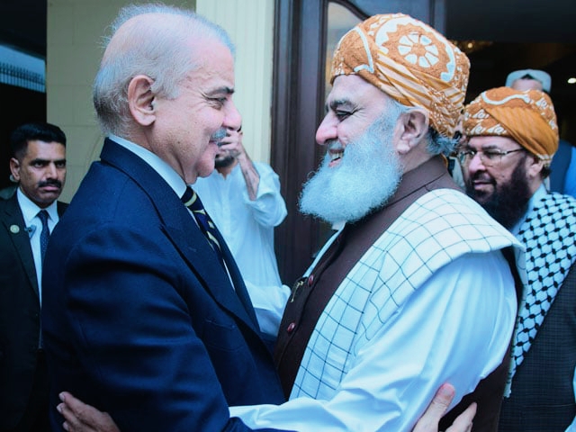 وفاقی حکومت نے فضل الرحمان کو منانے کے لیے کیا حکمت عملی اپنائی؟ اندرونی کہانی سامنے آگئی