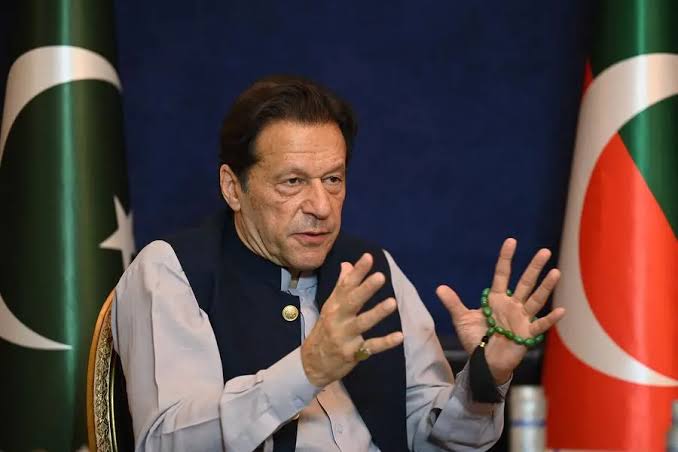 فوج کے ساتھ بہترین تعلقات برقرار نہ رکھنا بیوقوفی ہوگی۔عمران خان