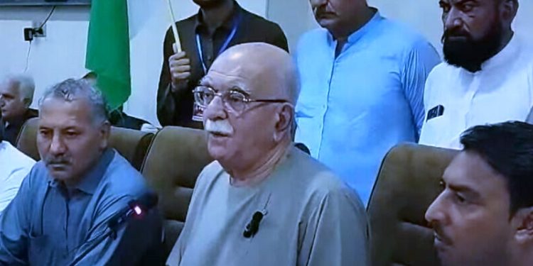 فوجی افسران اور اداروں کے سربراہان کی توسیع کے سخت مخالف ہوں:محمود خان اچکزئی
