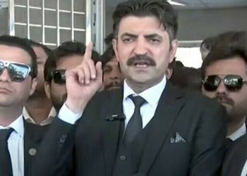 فیض حمید اپنے مفادات کے لیے کام کر رہے تھے، پارٹی کے لیے نہیں: شیر افضل