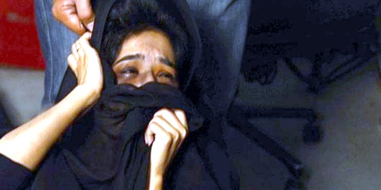 لاہور:نشے کے عادی شوہر اور سسر نے بہو کو تشدد کر کے چھت سے نیچے پھینک دیا
