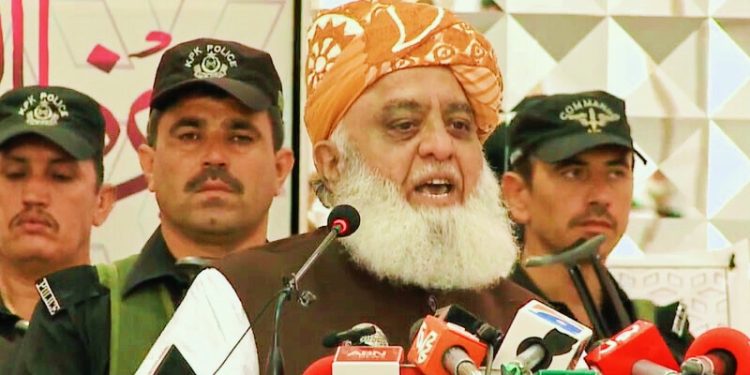 ملک کی ڈور کسی اور کے ہاتھ میں ہے،مولانا فضل الرحمٰن کی حکومت پر تنقید