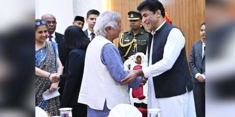 پاکستانی ہائی کمشنر کی ڈاکٹر یونس سے اہم ملاقات، دونوں ممالک کے تعلقات پر تبادلہ خیال