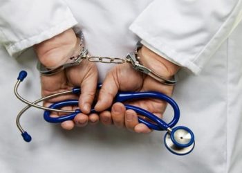 20 سال تک بغیر لائسنس آپریشن کرنے والا جعلی ڈاکٹر گرفتار