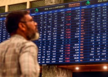 بیل آؤٹ پیکج کی منظوری، روپے کے مقابلے میں ڈالر کو جھٹکا