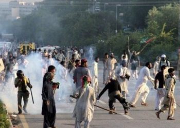 راولپنڈی :پی ٹی آئی کارکنوں اور پولیس میں جھڑپیں، علاقہ میدان جنگ بن گیا