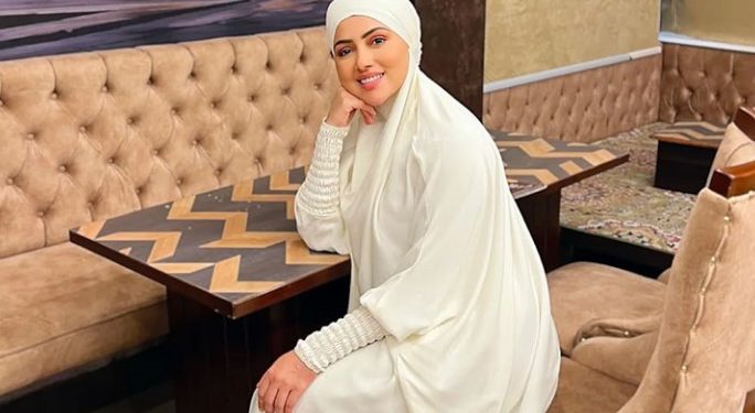شوہر اپنی بیویوں کو ایسے لباس پہنائیں جس سے دونوں کی عزت قائم رہے:ثنا خان