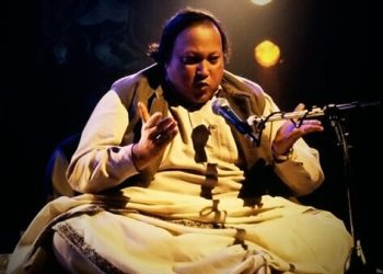 نصرت فتح علی خان کی آواز تین دہائیوں بعد گونج اٹھی لاہور: دنیا کے مشہور قوال نصرت فتح علی خان کی آواز ایک بار پھر سننے والوں کے دلوں میں گونج اٹھی ہے۔ یہ خوشخبری اس وقت ملی جب ان کی نئی البم "چین آف لائٹ" پیٹر گیبریئل کے رئیل ورلڈ ریکارڈز کے ذریعے ریلیز کی گئی۔ اس البم کی خاص بات یہ ہے کہ اسے 1990 میں رئیل ورلڈ اسٹوڈیوز میں ریکارڈ کیا گیا تھا، اور یہ 41 منٹ طویل ہے، جس میں چار دلکش ٹریکس شامل ہیں۔ اس البم میں شامل کچھ اہم ٹریکس جیسے "یا اللہ یا رحمان" اور "آج سکھ متراں دی" سامعین کو خان صاحب کی لائیو پرفارمنسز کی طاقتور دنیا میں لے جاتے ہیں۔ "یا غوث یا میر" نے البم میں خاص جوش و خروش پیدا کیا، جبکہ "خبرم رسید امشب" خان صاحب کی آواز کی وسعت اور گہرائی کو نمایاں کرتا ہے۔ البم کی ریلیز کے موقع پر پیٹر گیبریئل نے نصرت فتح علی خان کی صلاحیتوں کی تعریف کرتے ہوئے کہا کہ ان کی آواز سے جو جذبات پیدا ہوتے ہیں، وہ لاجواب ہیں۔ گیبریئل کا کہنا تھا کہ خان صاحب کی موسیقی نے دنیا بھر میں اپنی انوکھی جگہ بنائی ہے اور ان کے فن کی قدردانی کے لئے یہ البم ایک زبردست موقع ہے۔