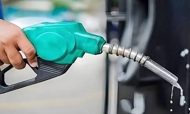 پٹرول کی قیمت میں 1 روپےفی لیٹر کمی کا امکان