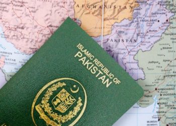 حکومت لاکھوں پاکستانیوں کو پاسپورٹ نہ ملنے کی ذمہ دار
