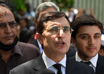 قاضی فائز عیسیٰ کا توسیع نہ لینے کا اعلان بہت کچھ واضح کر دے گا، بیرسٹر گوہر