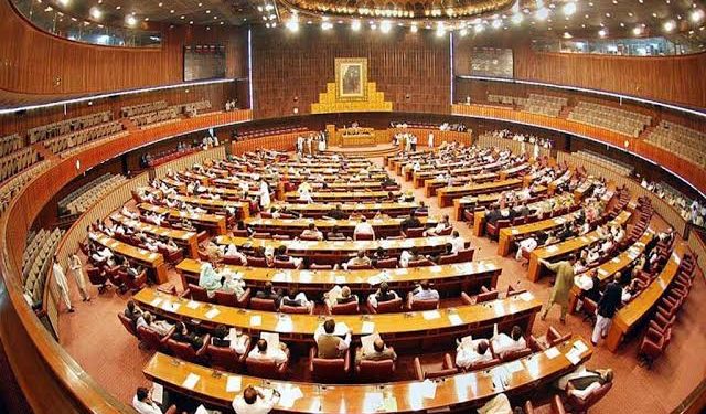 حکومت نے کل دونوں ایوانوں کا اجلاس بلالیا، آئینی ترمیم کا امکان