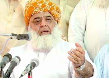 ادارے آئینی حدود میں رہیں تو ملک کو بحرانوں سے نکالا جا سکتا ہے:مولانا فضل الرحمن