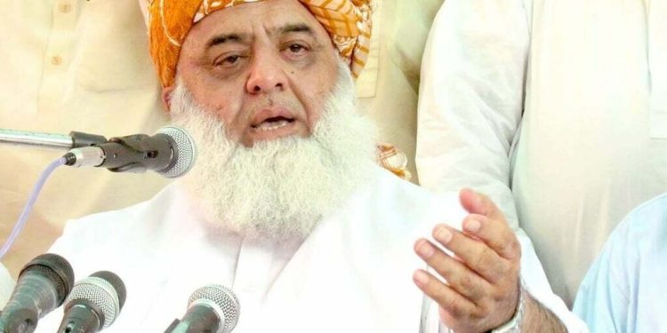 ادارے آئینی حدود میں رہیں تو ملک کو بحرانوں سے نکالا جا سکتا ہے:مولانا فضل الرحمن