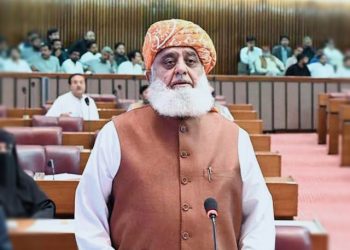 فوج سمیت ہر ادارے میں ایکسٹینشن غلط ہے، پارلیمنٹ کو بھی حق ملنا چاہیے: فضل الرحمان
