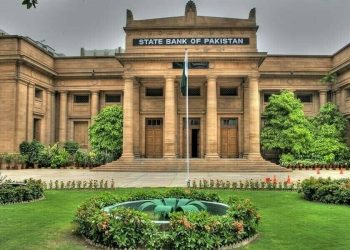بینکوں کی جانب سے مہنگے ڈالر بیچ کر 65 ارب روپے کمانے پر رپورٹ طلب