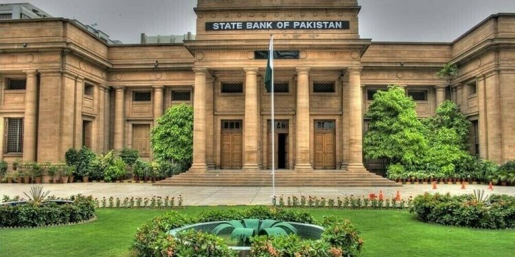 بینکوں کی جانب سے مہنگے ڈالر بیچ کر 65 ارب روپے کمانے پر رپورٹ طلب