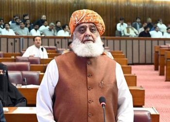 طاقت کا استعمال مزید نقصان دہ ہو سکتا ہے، معاملات سیاستدانوں کے سپرد کیے جائیں: فضل الرحمان