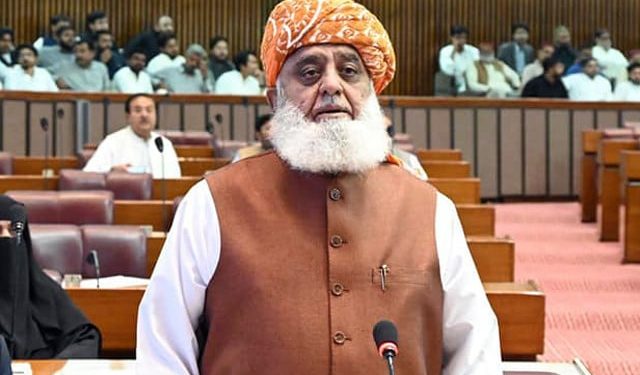 طاقت کا استعمال مزید نقصان دہ ہو سکتا ہے، معاملات سیاستدانوں کے سپرد کیے جائیں: فضل الرحمان