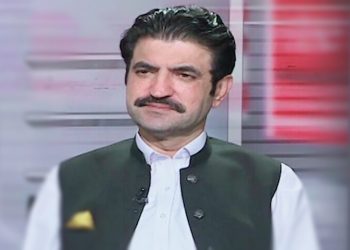 فیض حمید پر بغاوت نہیں، صرف بھتہ خوری کا الزام ہے: شیر افضل مروت