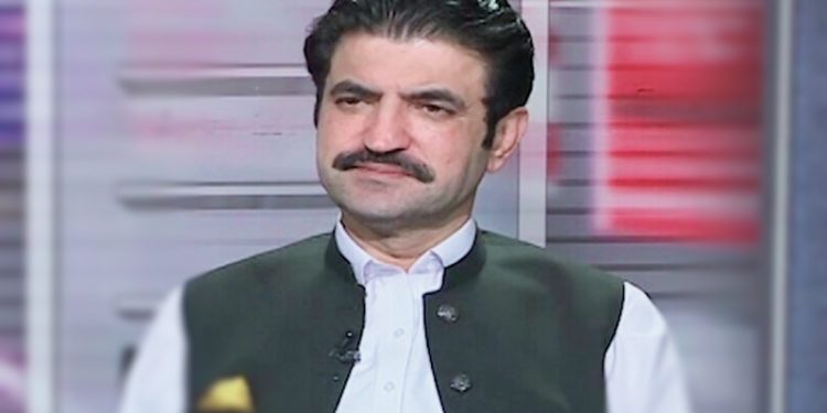 فیض حمید پر بغاوت نہیں، صرف بھتہ خوری کا الزام ہے: شیر افضل مروت