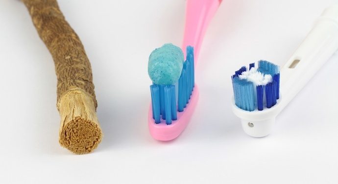 مسواک یا ٹوتھ برش،کون سا طریقہ زیادہ مؤثر؟ سائنسی حقائق سامنے آگئے