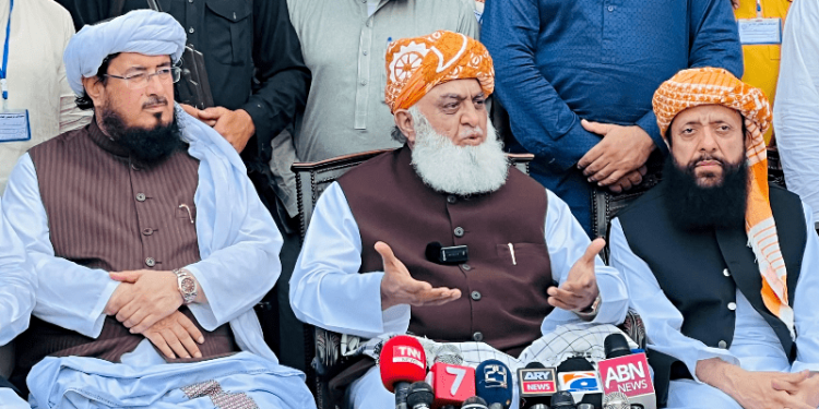 پارلیمنٹ عوام کی بجائے طاقتوروں کی خدمت کر رہی ہے:مولانا فضل الرحمٰن