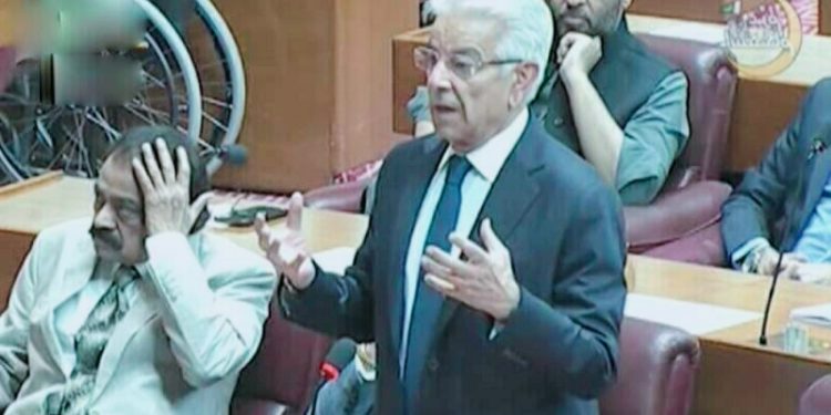 جلسے میں پاکستان کا وجود چیلنج ہوا،خان نہیں تو پاکستان نہیں کا نعرہ ملک کے لیے خطرناک،خواجہ آصف