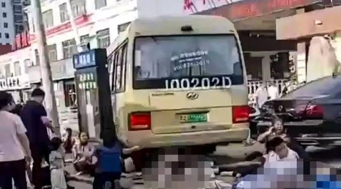 چین میں اسکول بس نے قطار میں کھڑے طلبا کو کچل دیا، 11 ہلاک