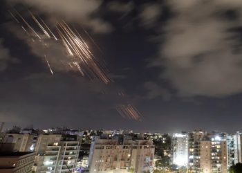 ایران نے اسرائیل پر بڑے پیمانے پر میزائل داغ دیے